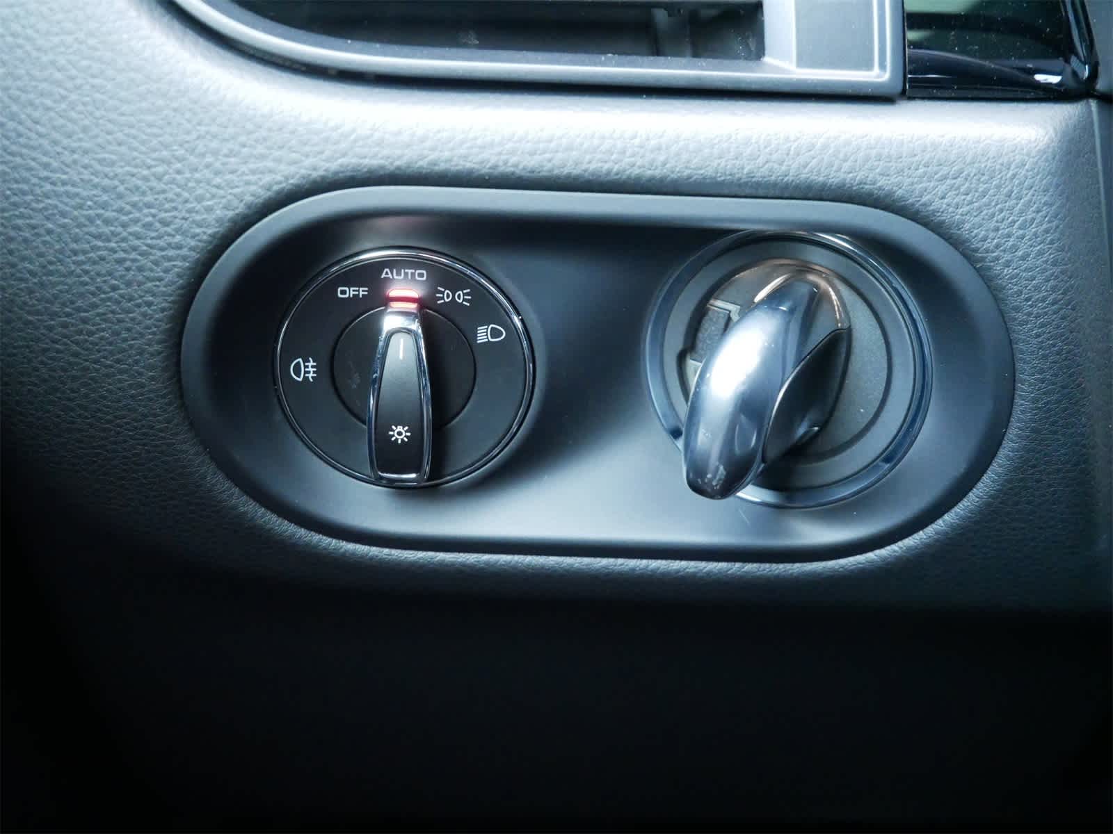 Thumbnail: 2026 Porsche Macan - 13