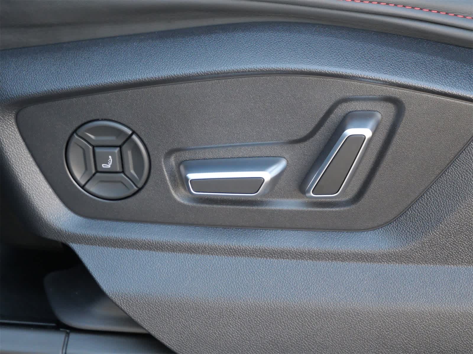 Thumbnail: 2025 Audi RS Q8 - 11