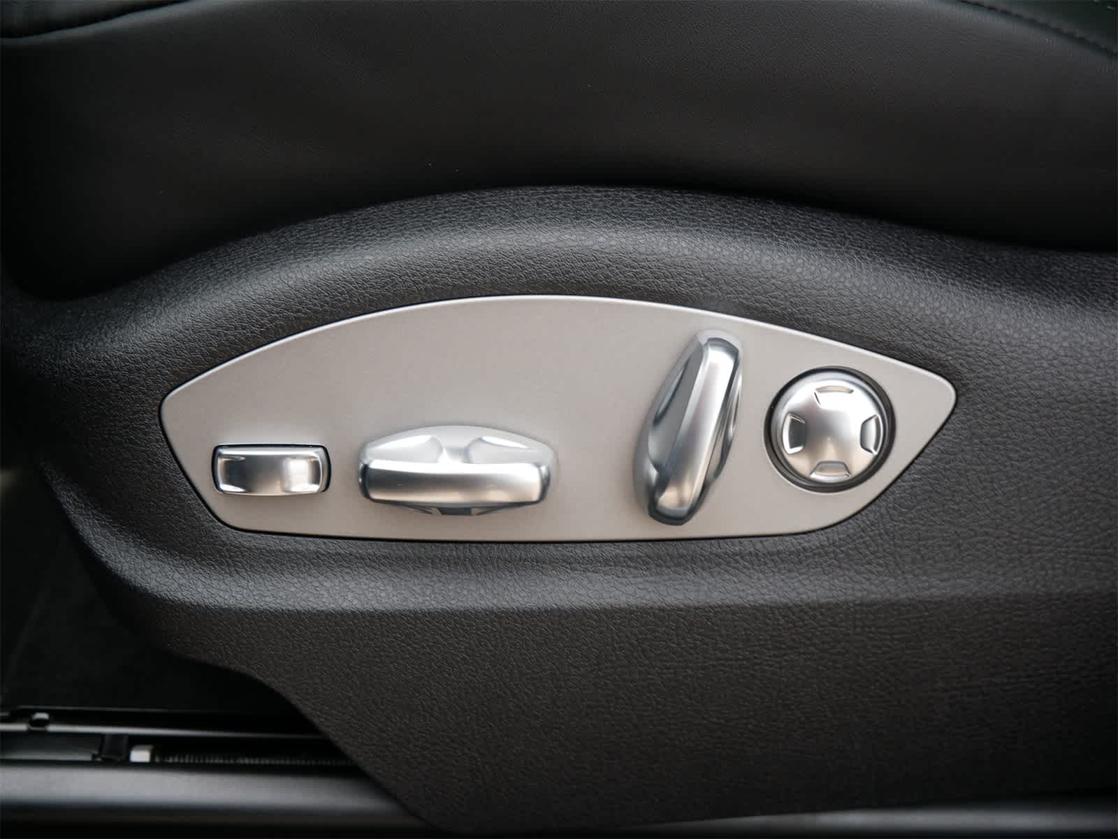 Thumbnail: 2025 Porsche Macan - 11