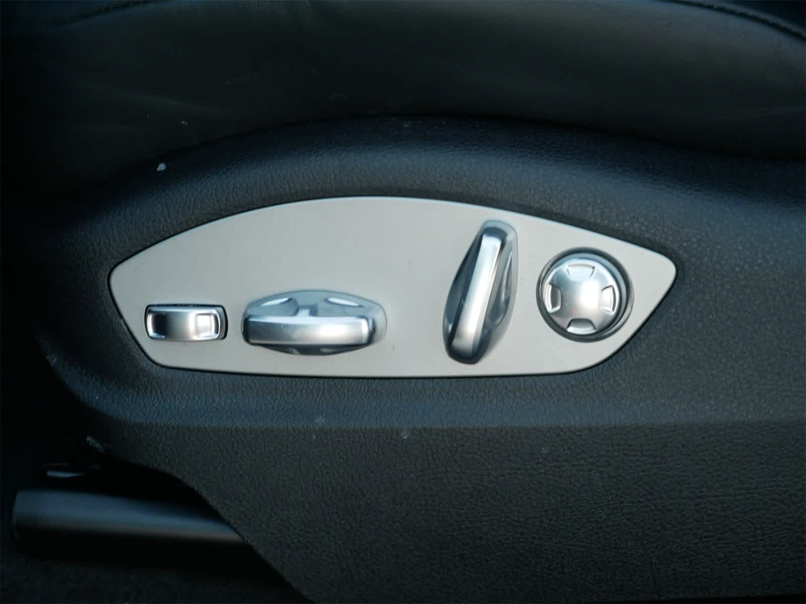 Thumbnail: 2025 Porsche Macan - 10