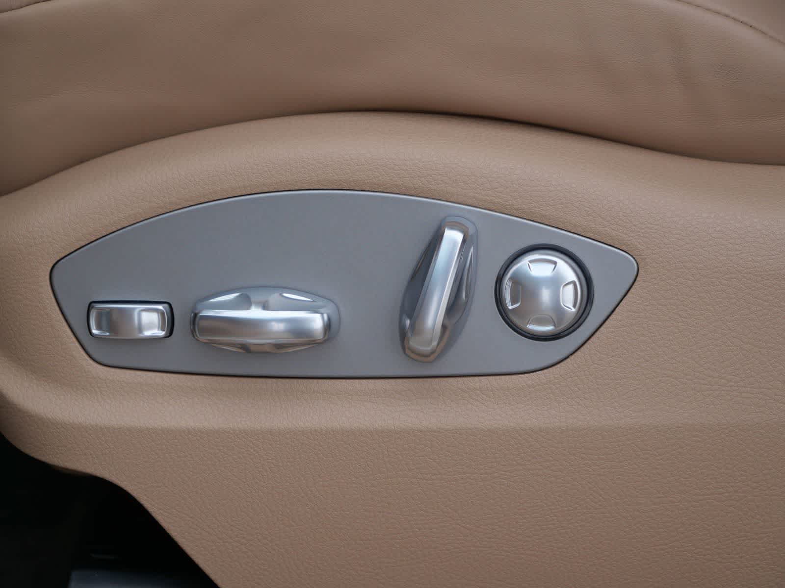 Thumbnail: 2026 Porsche Macan - 10