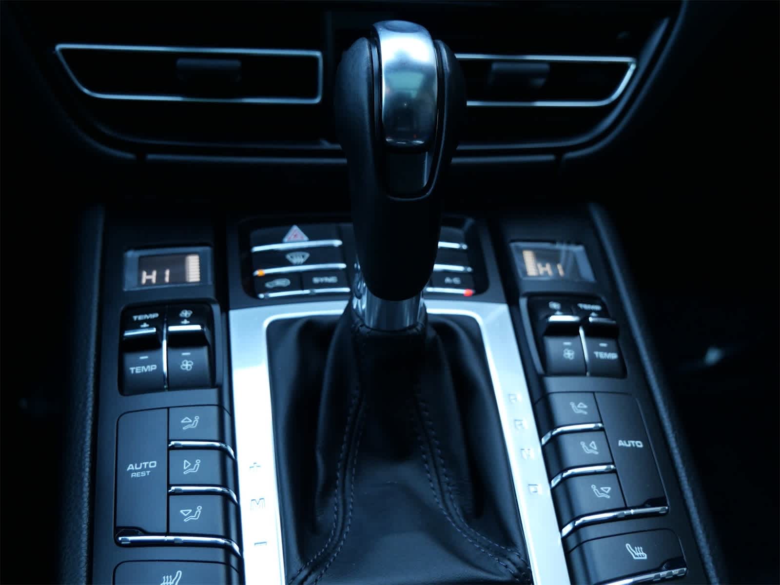 Thumbnail: 2021 Porsche Macan - 25