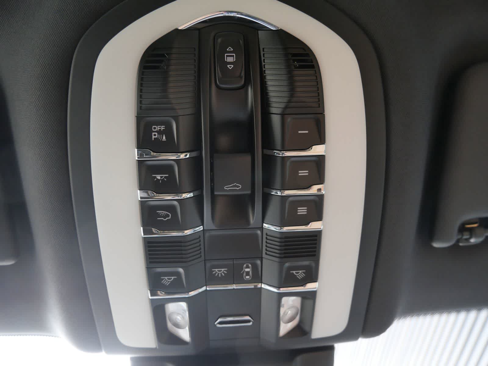 Thumbnail: 2026 Porsche Macan - 23