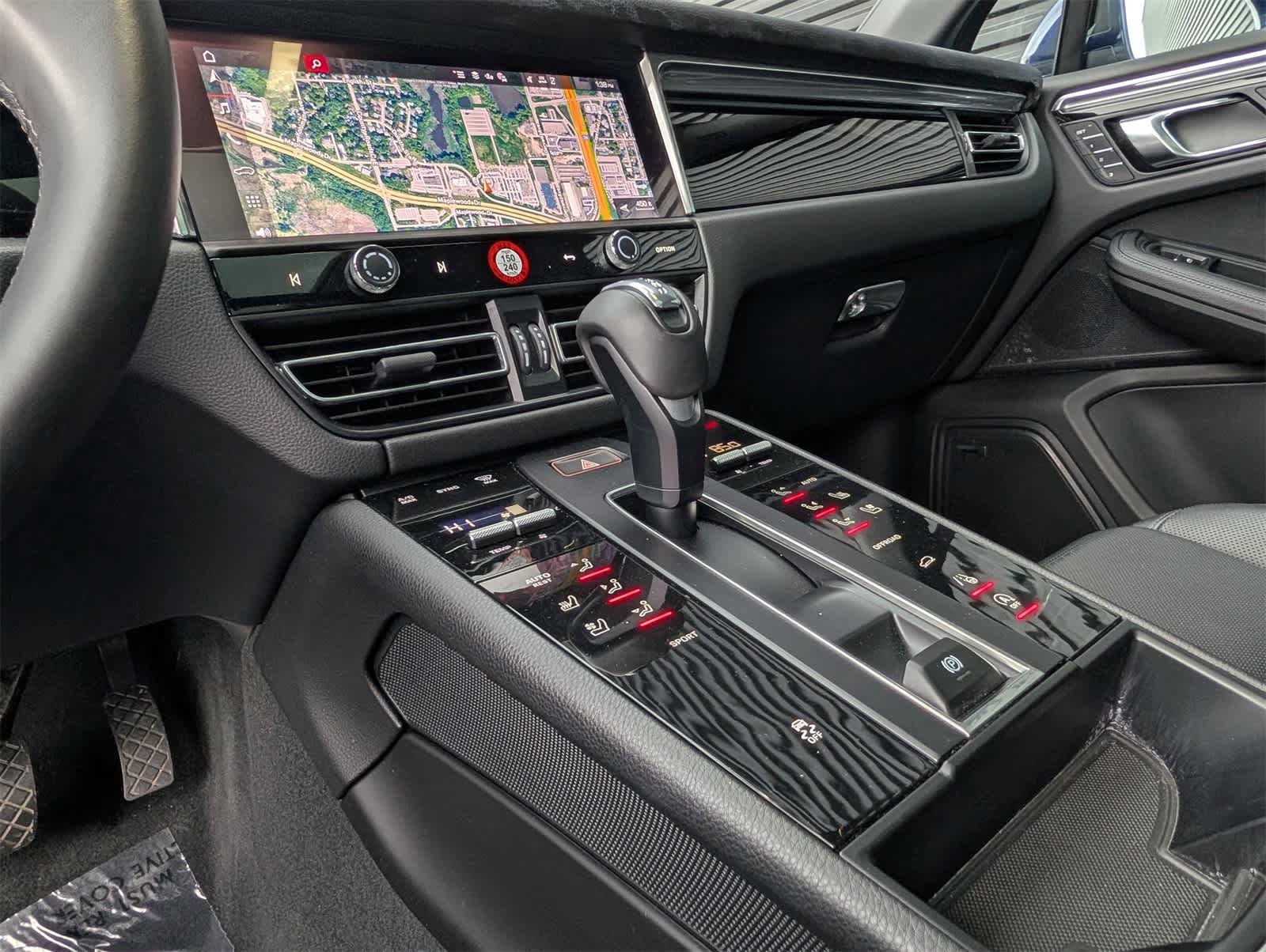 Thumbnail: 2025 Porsche Macan - 15