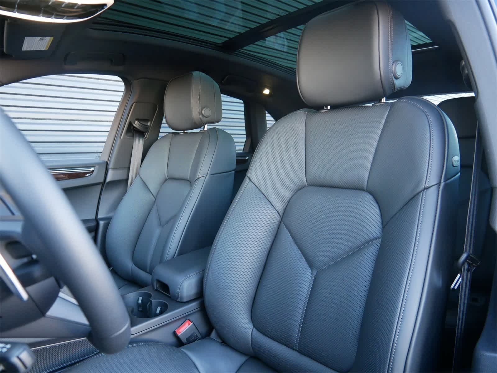 Thumbnail: 2026 Porsche Macan - 5