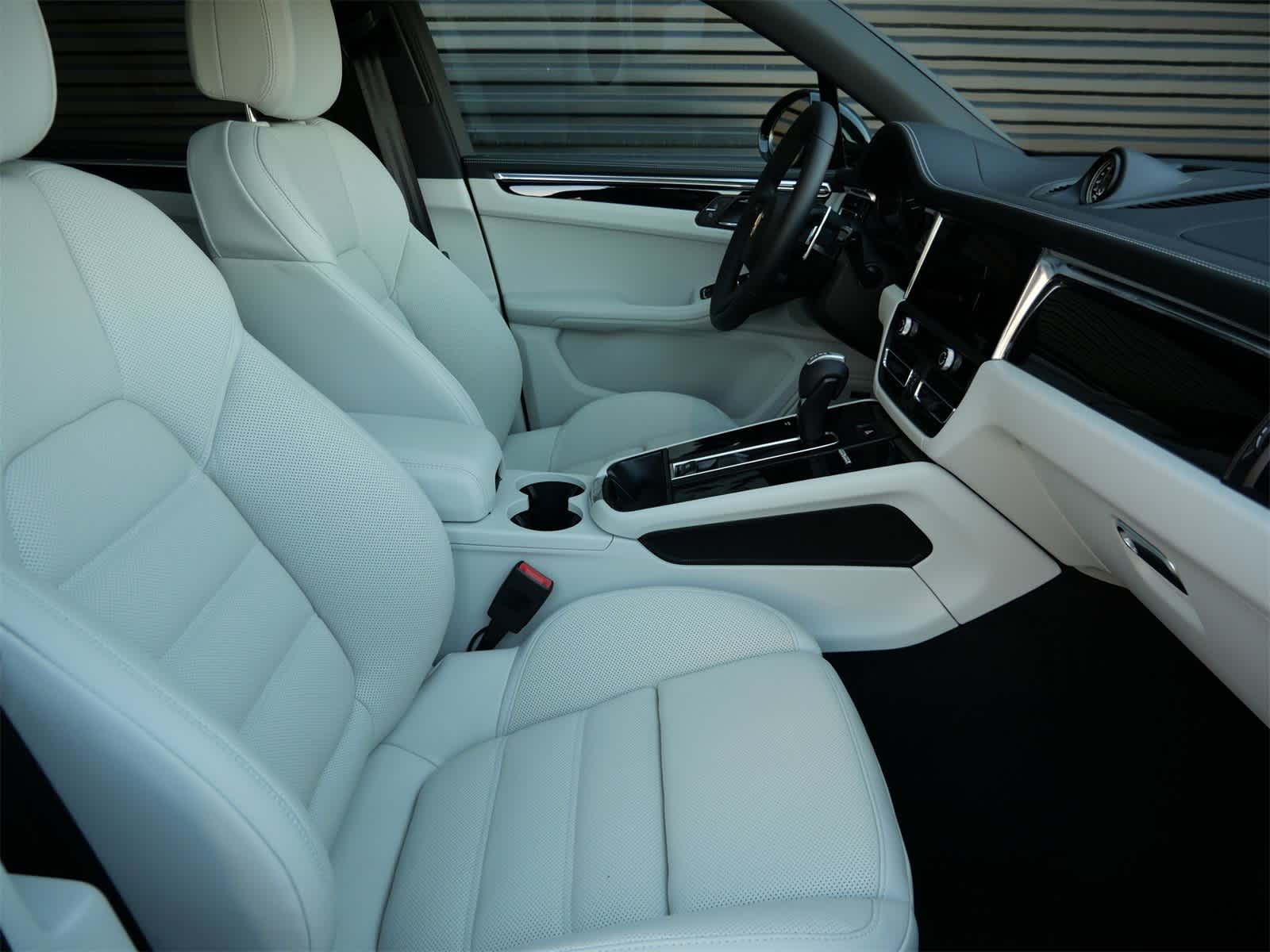 Thumbnail: 2026 Porsche Macan - 27