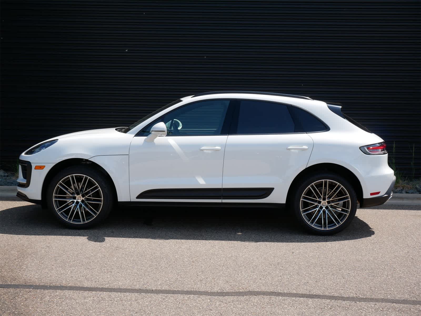 Thumbnail: 2025 Porsche Macan - 2