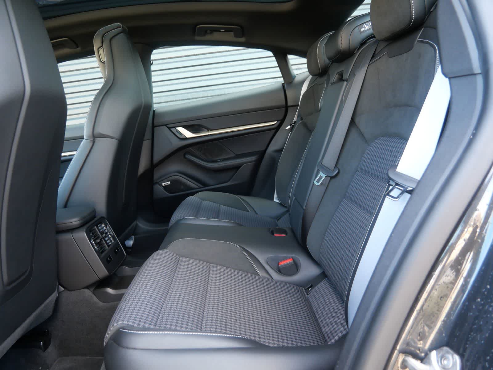 Thumbnail: 2025 Porsche Taycan - 11