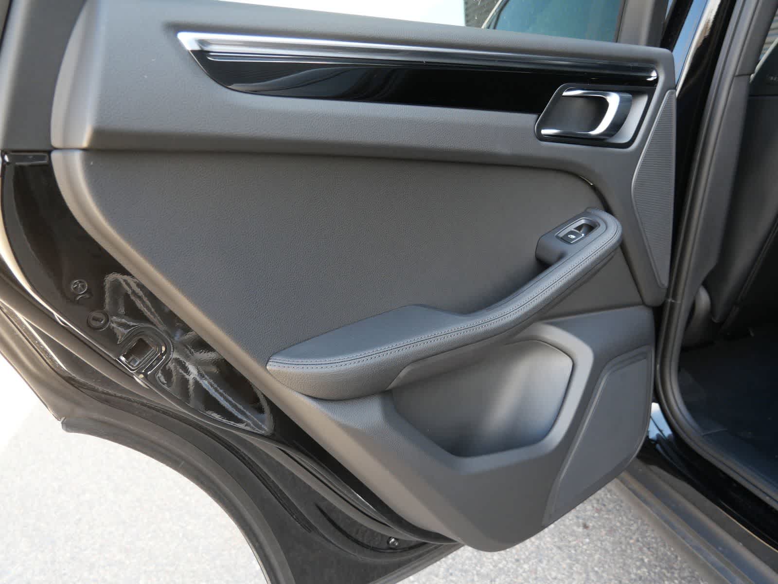 Thumbnail: 2025 Porsche Macan - 12