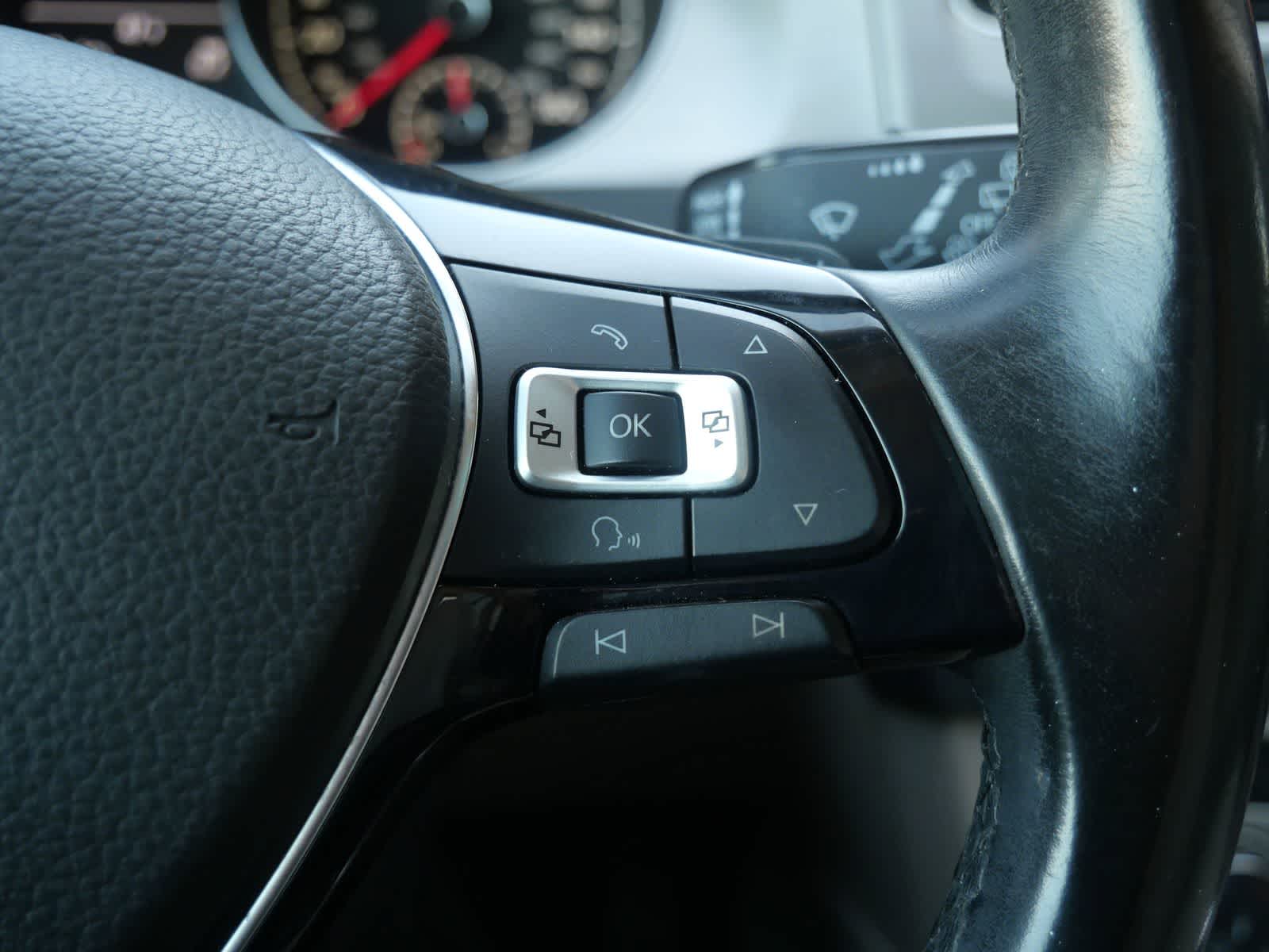 Thumbnail: 2017 Volkswagen e-Golf - 20