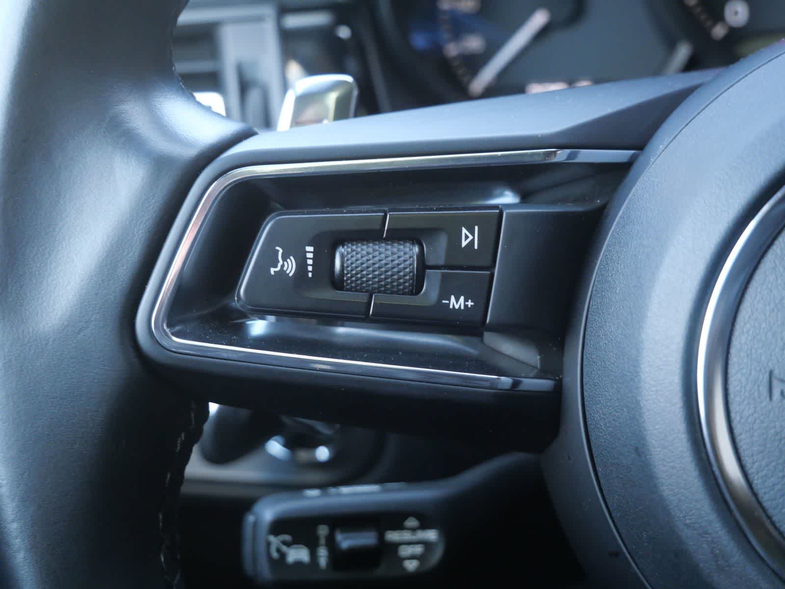 Thumbnail: 2023 Porsche Macan - 21