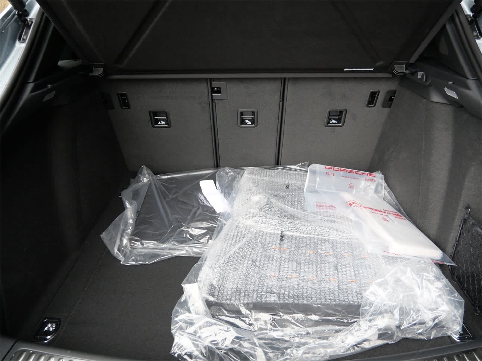 Thumbnail: 2026 Porsche Macan - 7