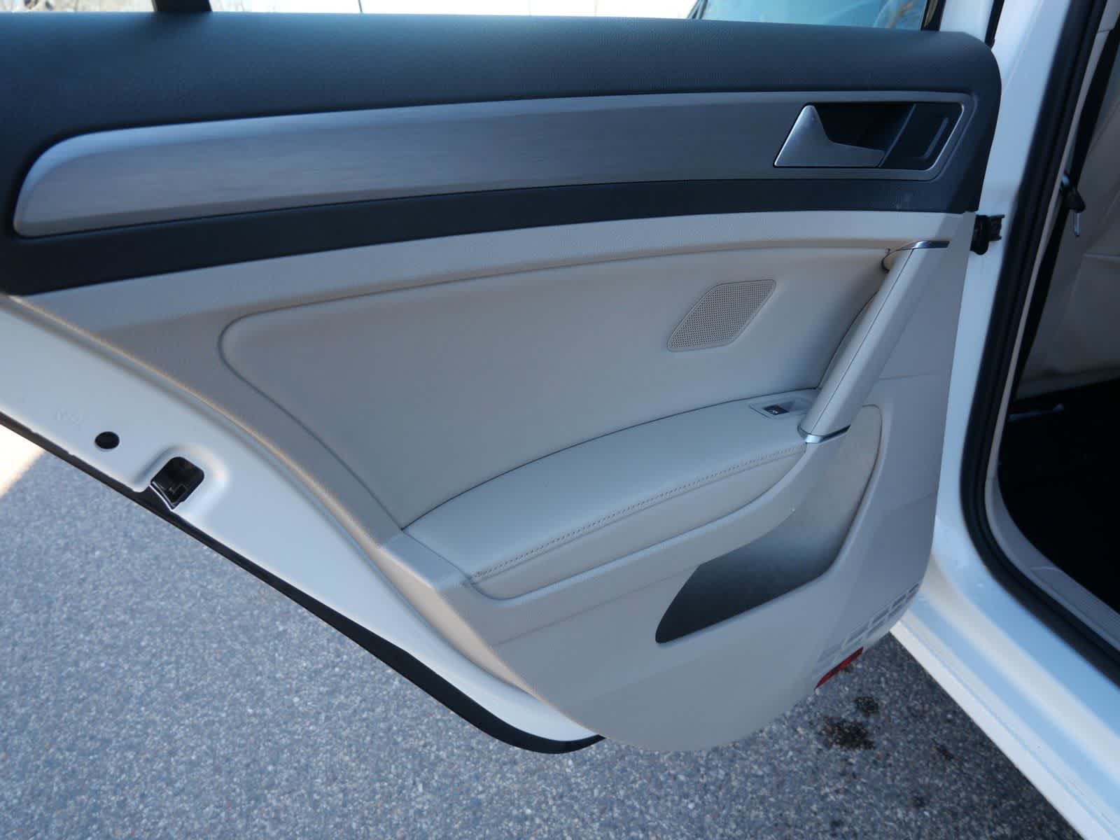 Thumbnail: 2017 Volkswagen e-Golf - 12