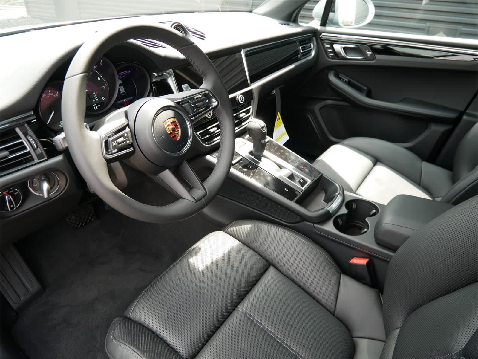 Thumbnail: 2026 Porsche Macan - 4