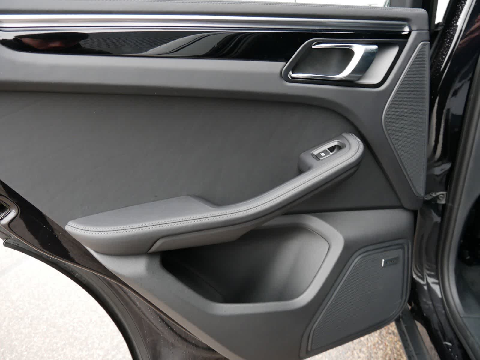 Thumbnail: 2025 Porsche Macan - 11