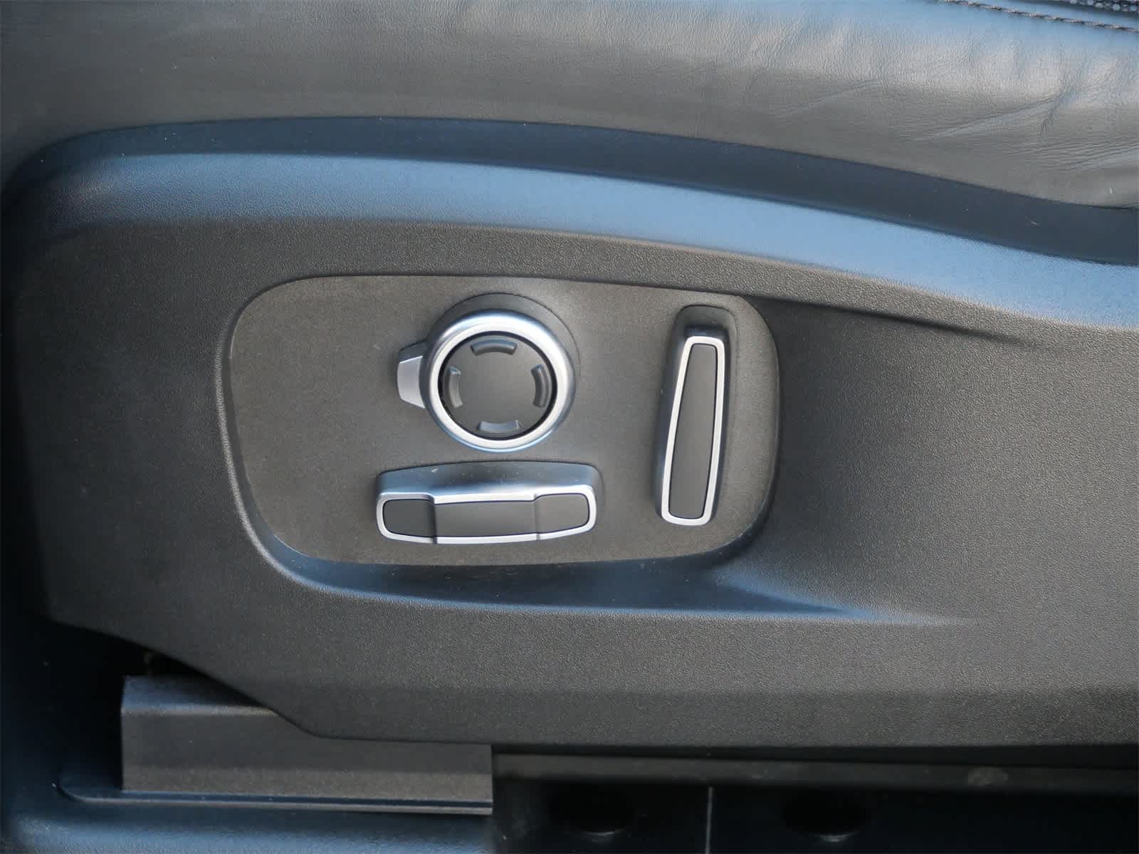 Thumbnail: 2024 Land Rover Defender - 10