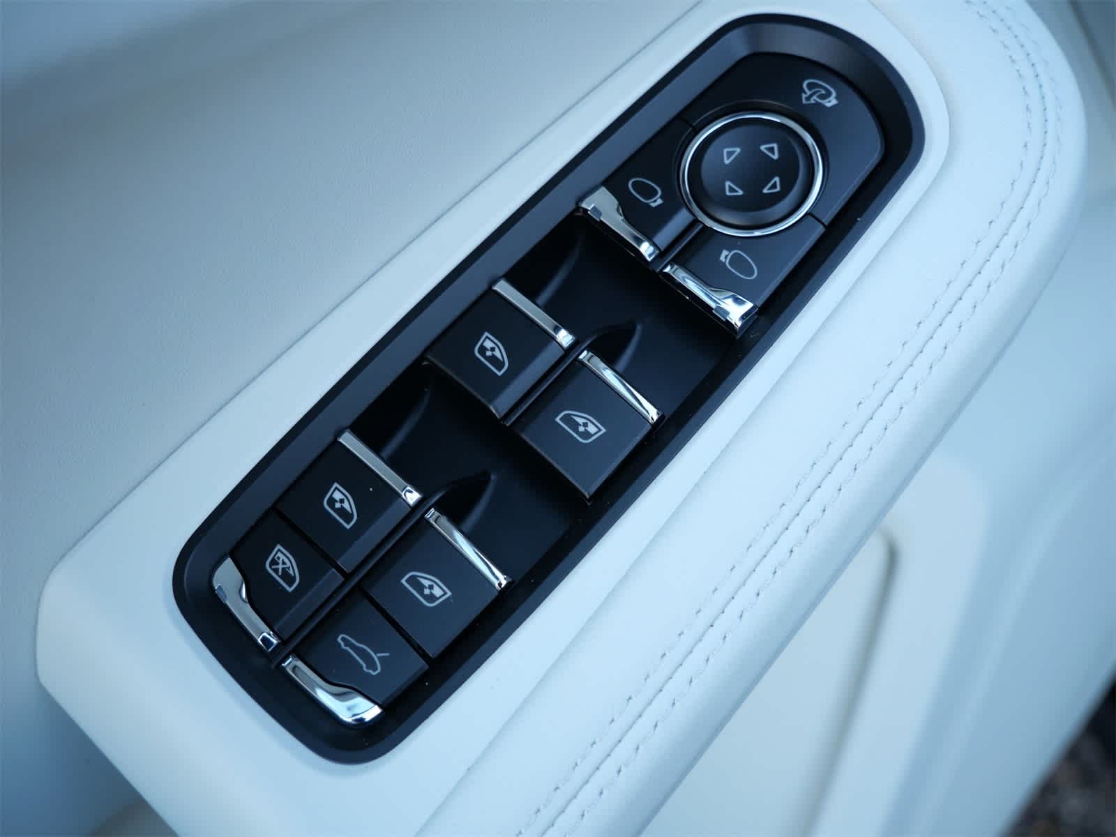 Thumbnail: 2026 Porsche Macan - 12