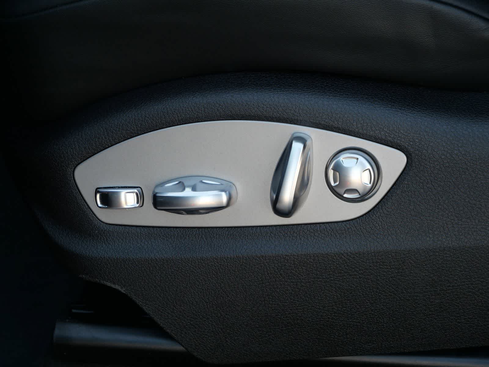 Thumbnail: 2026 Porsche Macan - 10