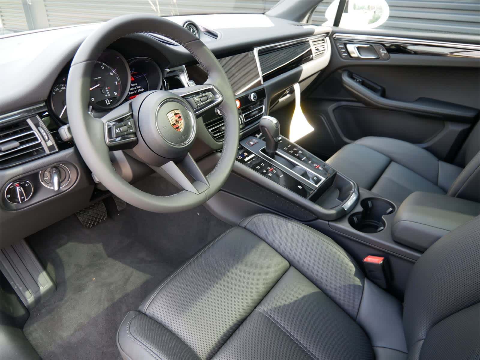 Thumbnail: 2026 Porsche Macan - 4