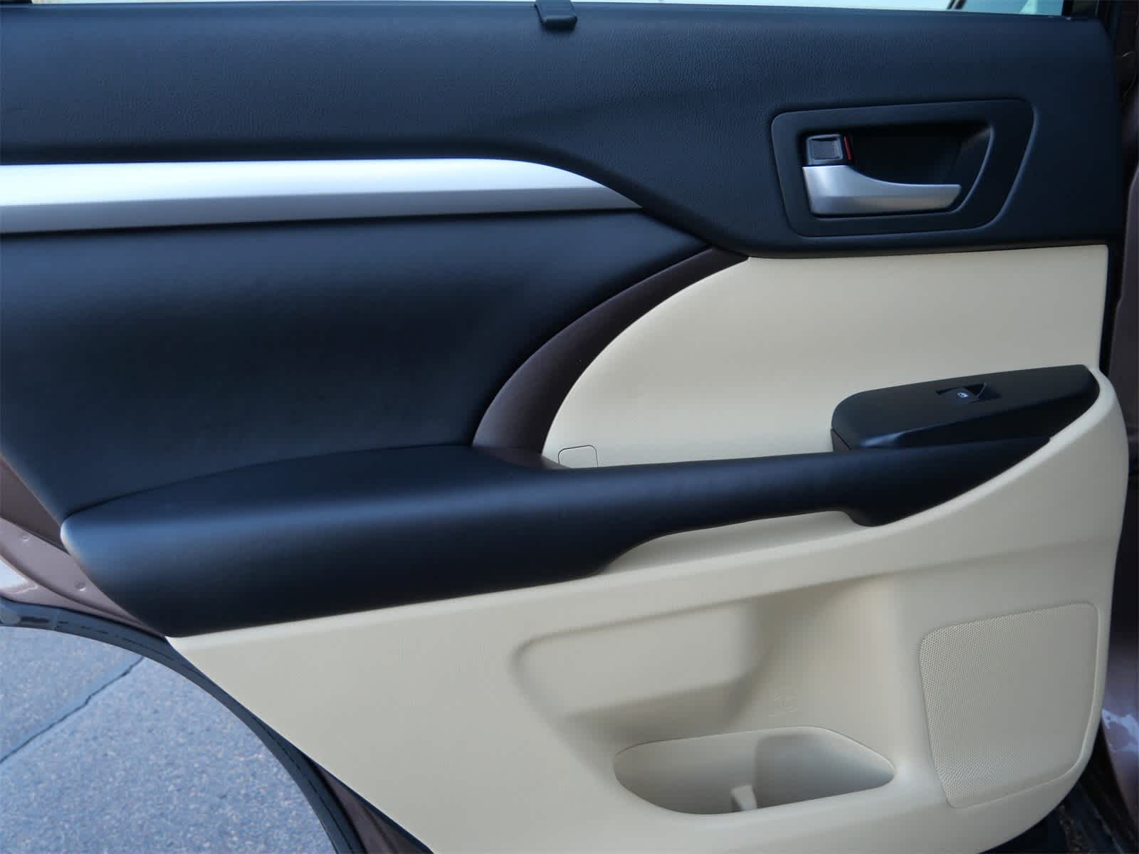 Thumbnail: 2017 Toyota Highlander - 12