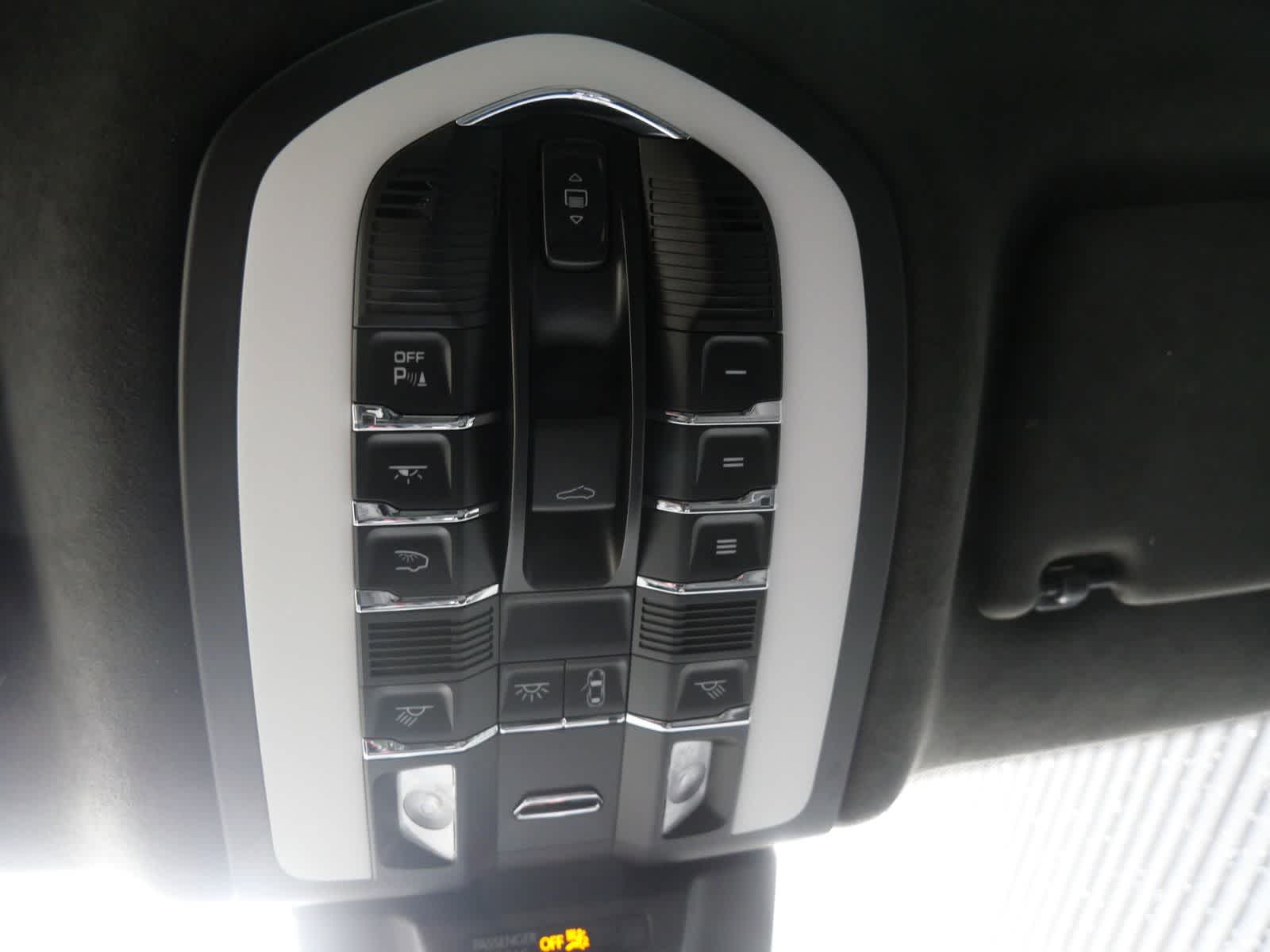 Thumbnail: 2023 Porsche Macan - 23