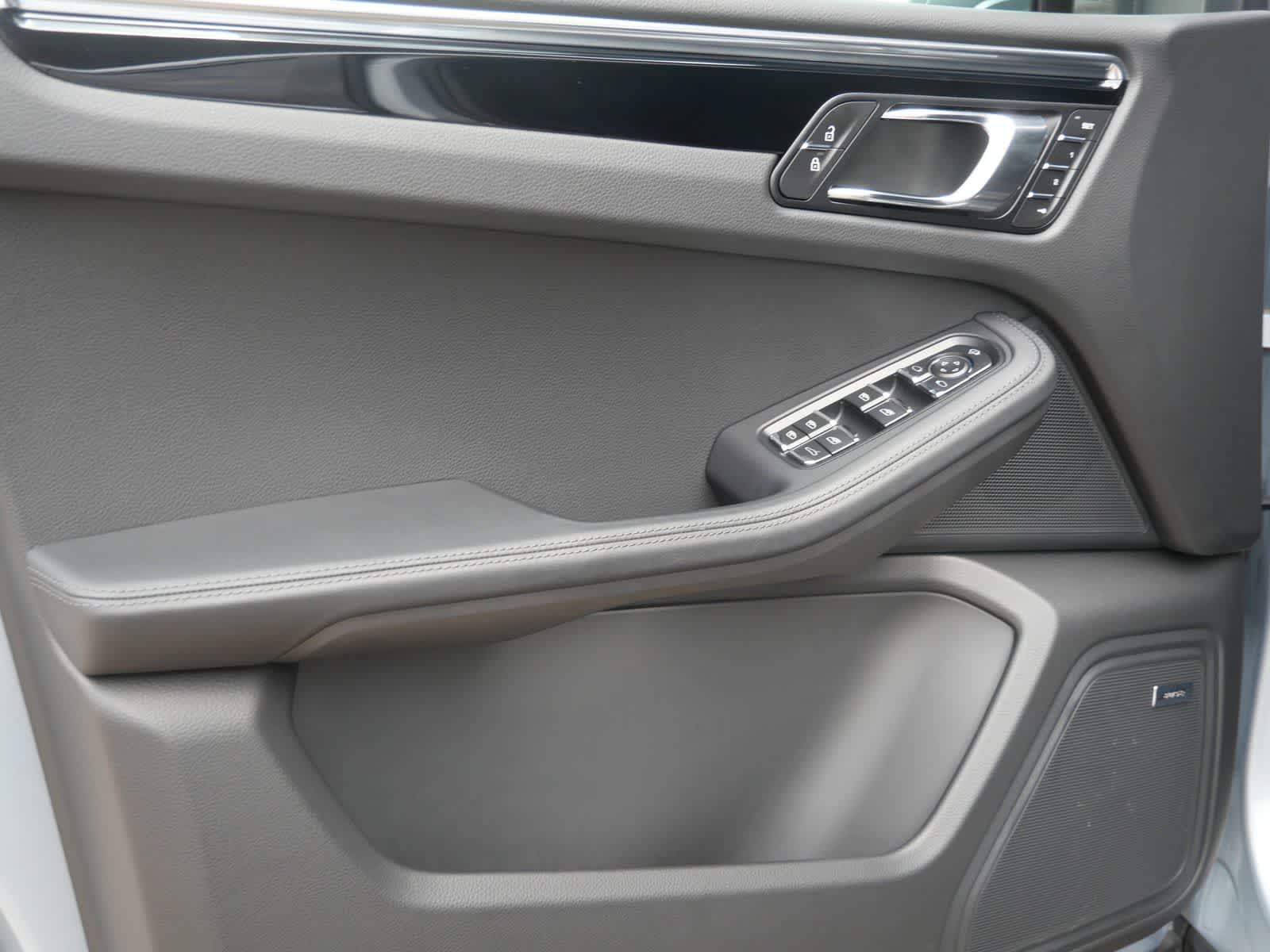 Thumbnail: 2026 Porsche Macan - 9