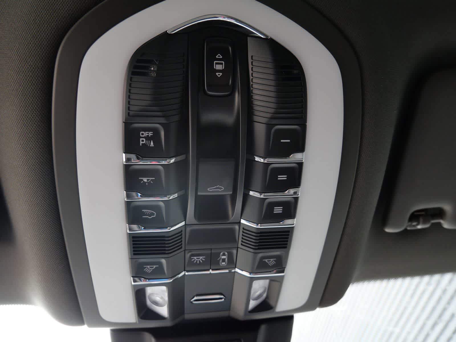 Thumbnail: 2025 Porsche Macan - 21