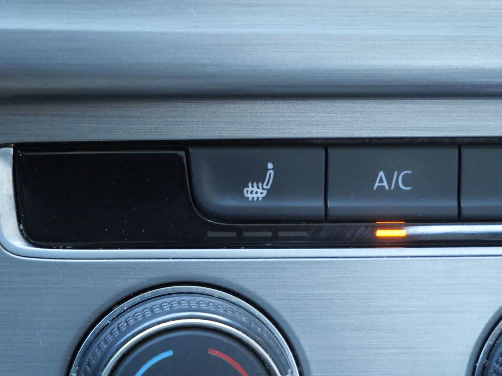 Thumbnail: 2017 Volkswagen e-Golf - 24