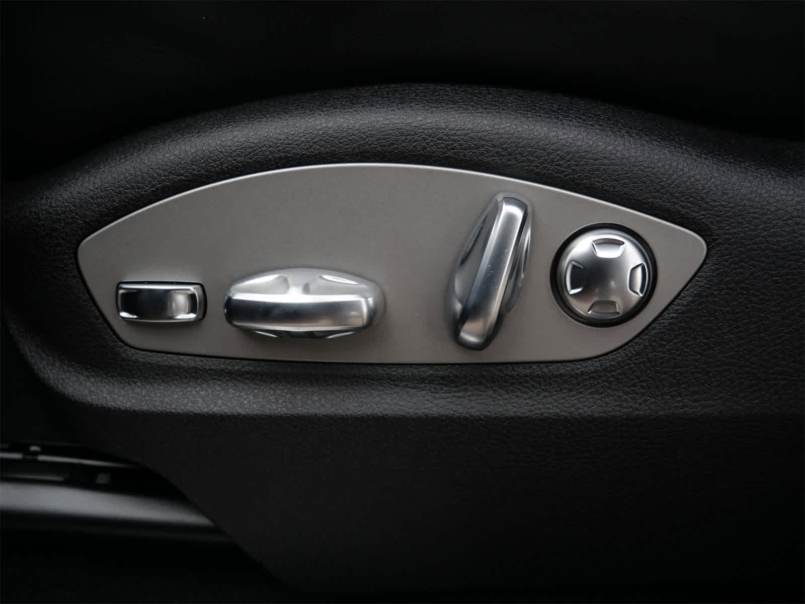 Thumbnail: 2026 Porsche Macan - 12