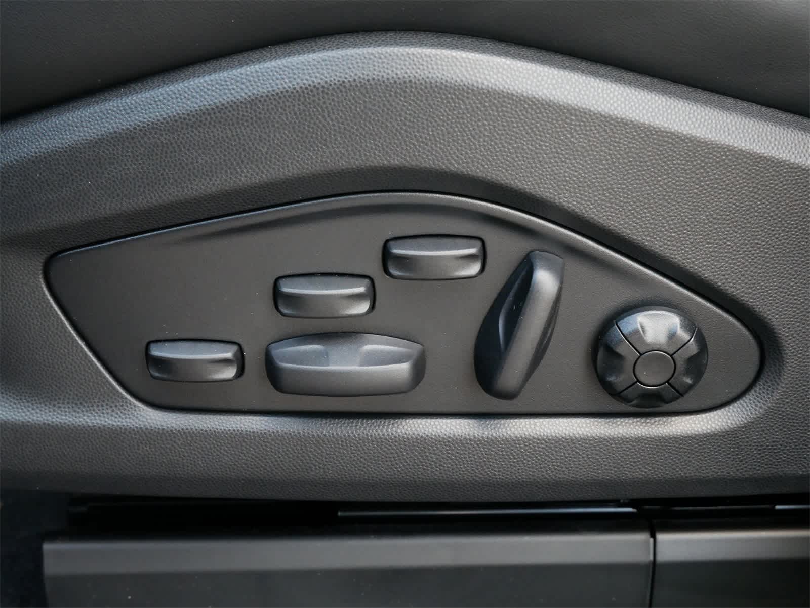 Thumbnail: 2025 Porsche Macan - 12