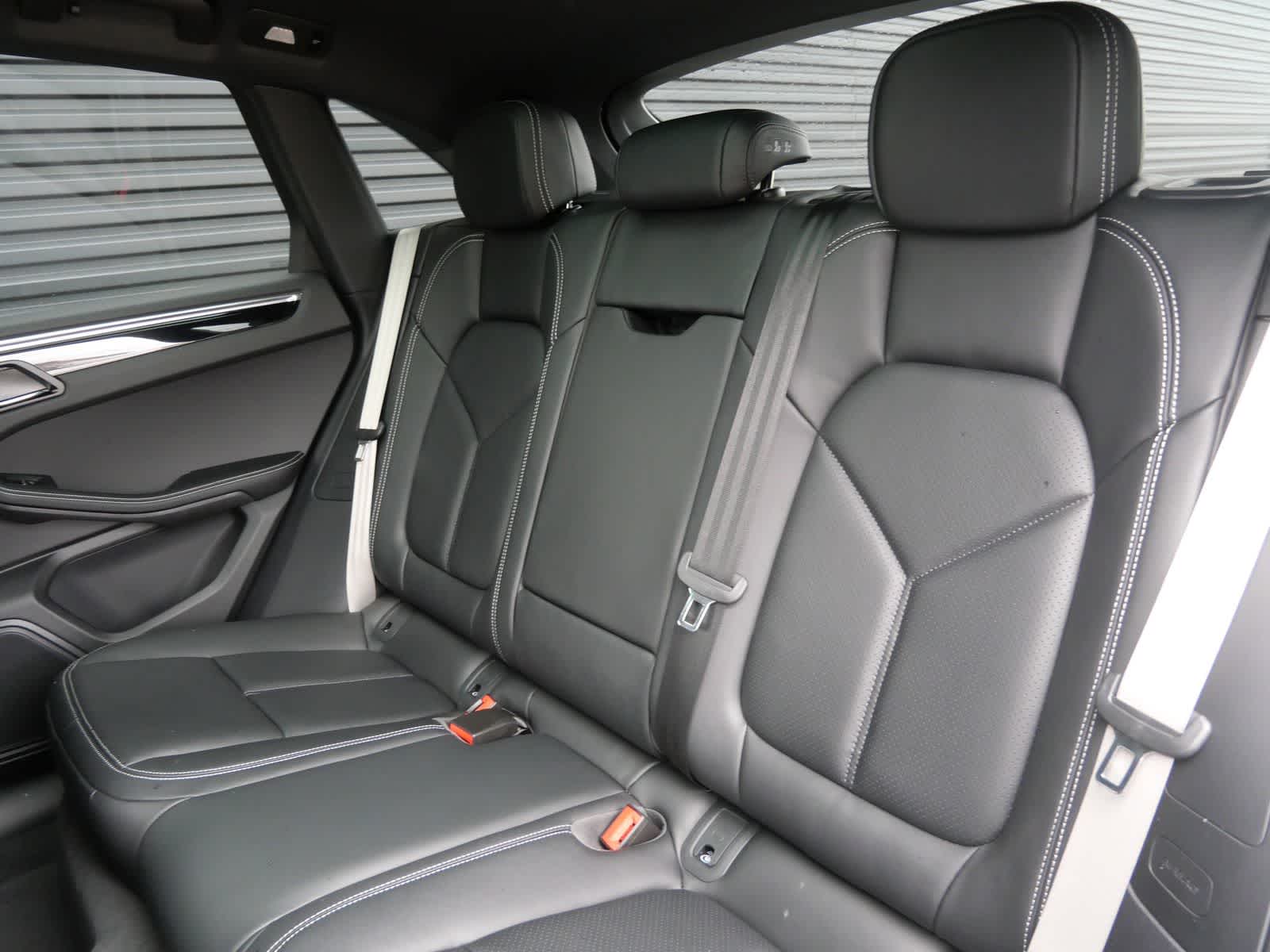 Thumbnail: 2026 Porsche Macan - 12