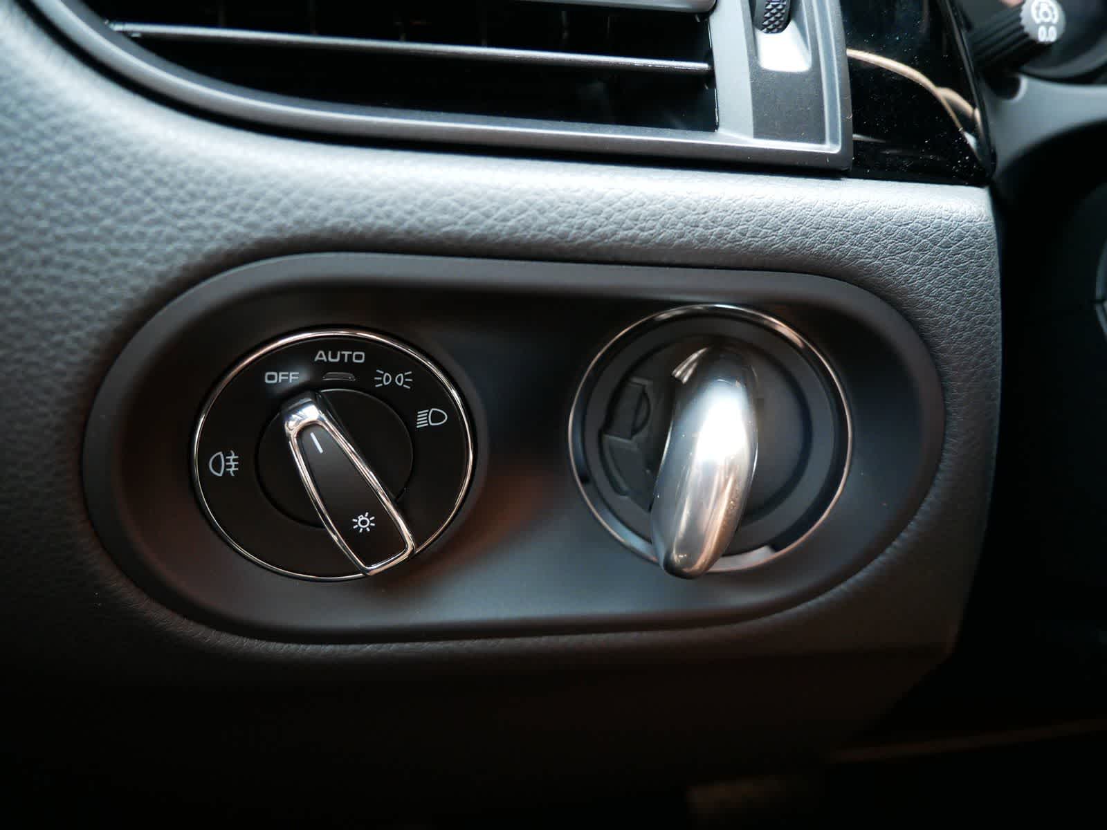 Thumbnail: 2025 Porsche Macan - 22