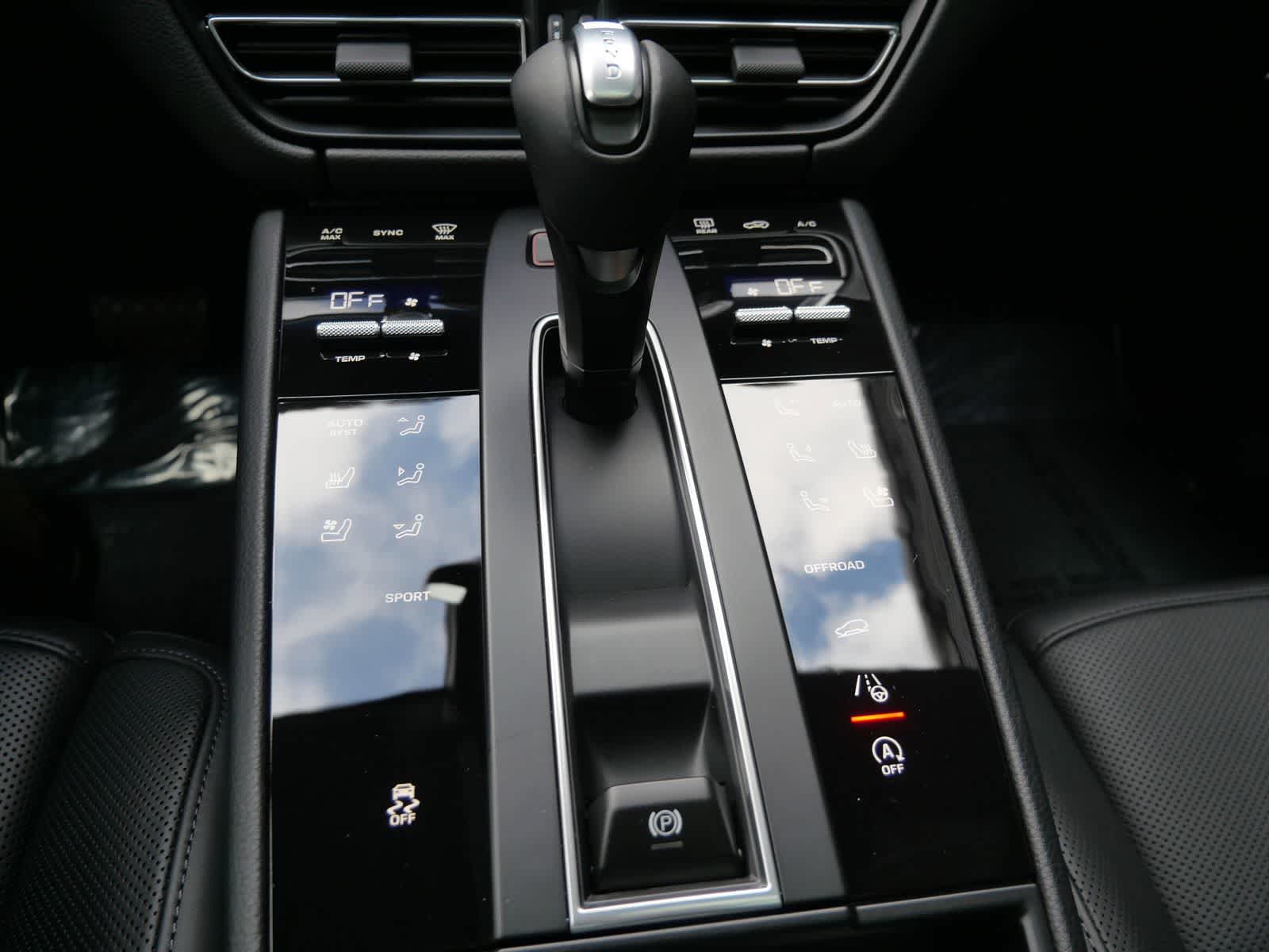 Thumbnail: 2026 Porsche Macan - 21