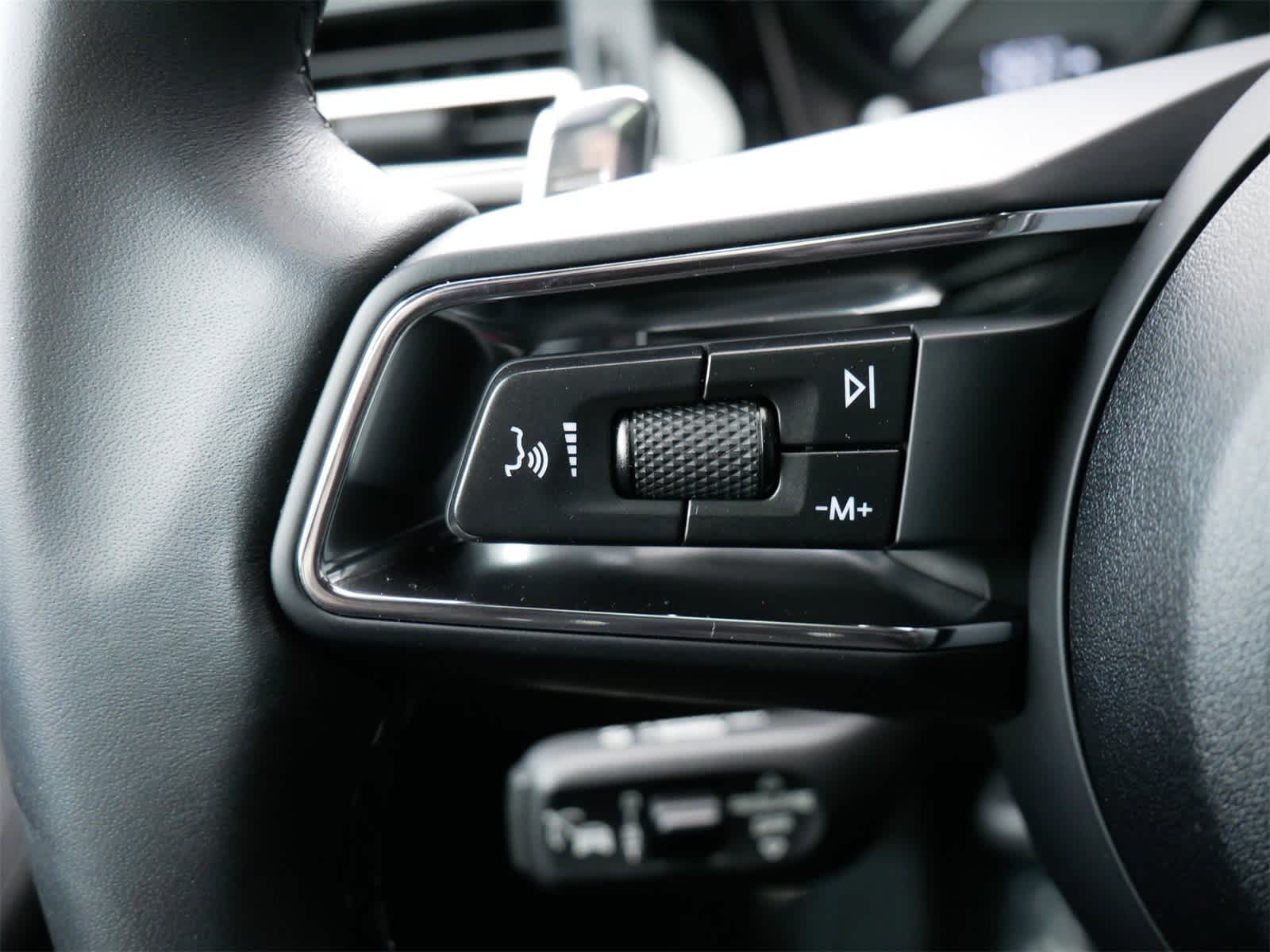 Thumbnail: 2025 Porsche Macan - 22