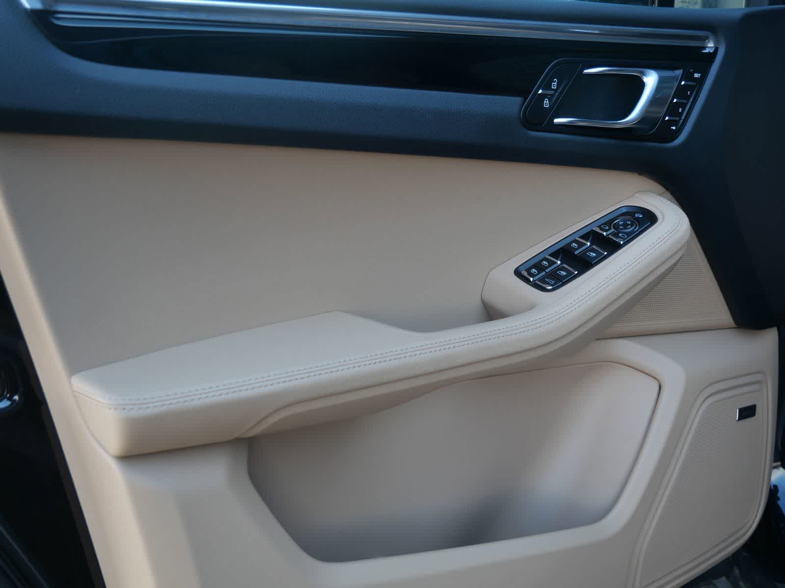 Thumbnail: 2025 Porsche Macan - 8