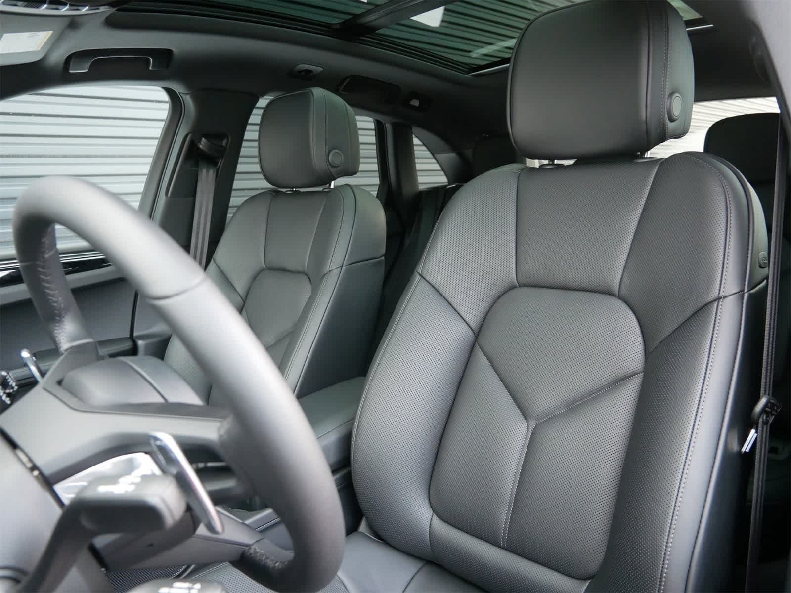 Thumbnail: 2026 Porsche Macan - 5