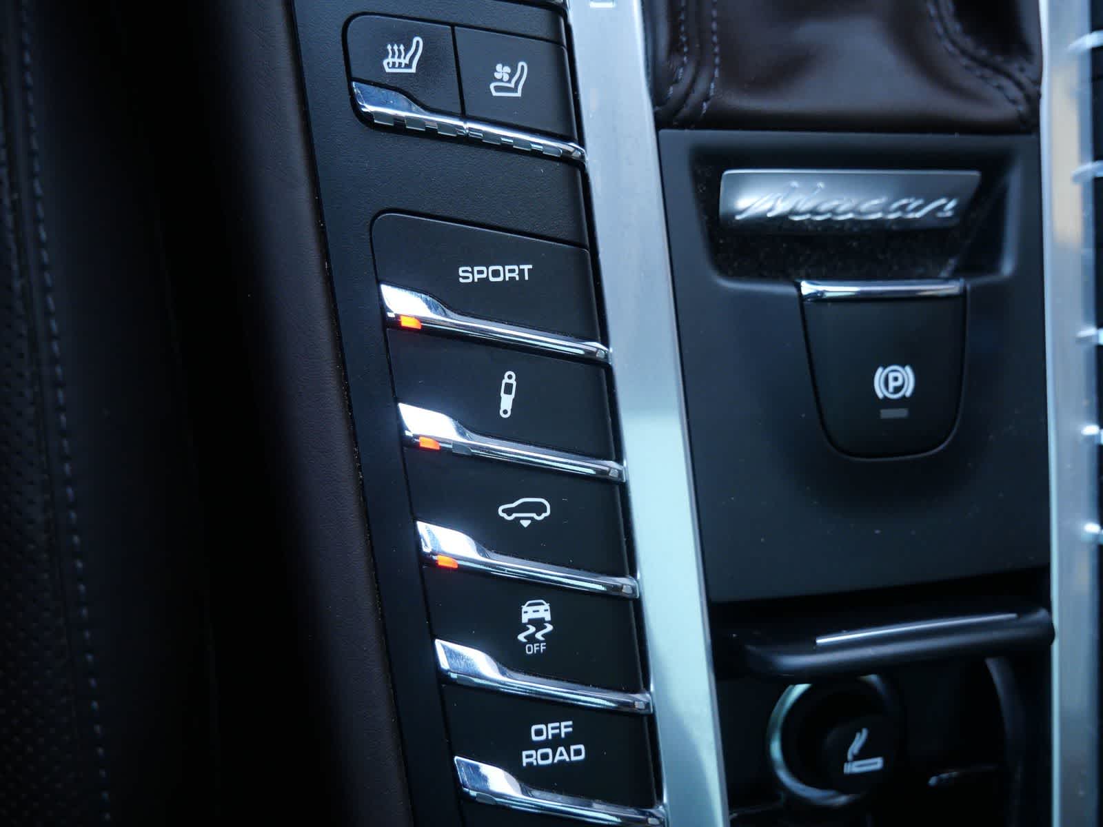 Thumbnail: 2021 Porsche Macan - 21