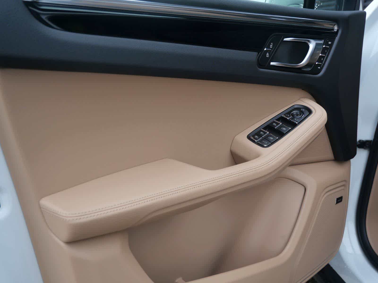 Thumbnail: 2026 Porsche Macan - 9