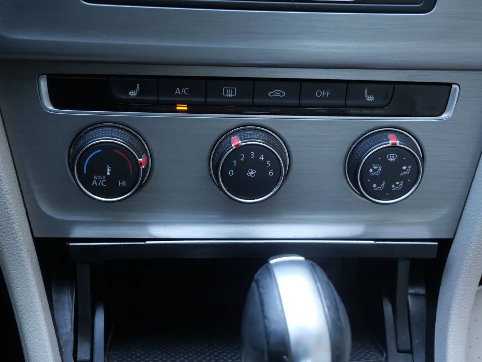 Thumbnail: 2017 Volkswagen e-Golf - 18