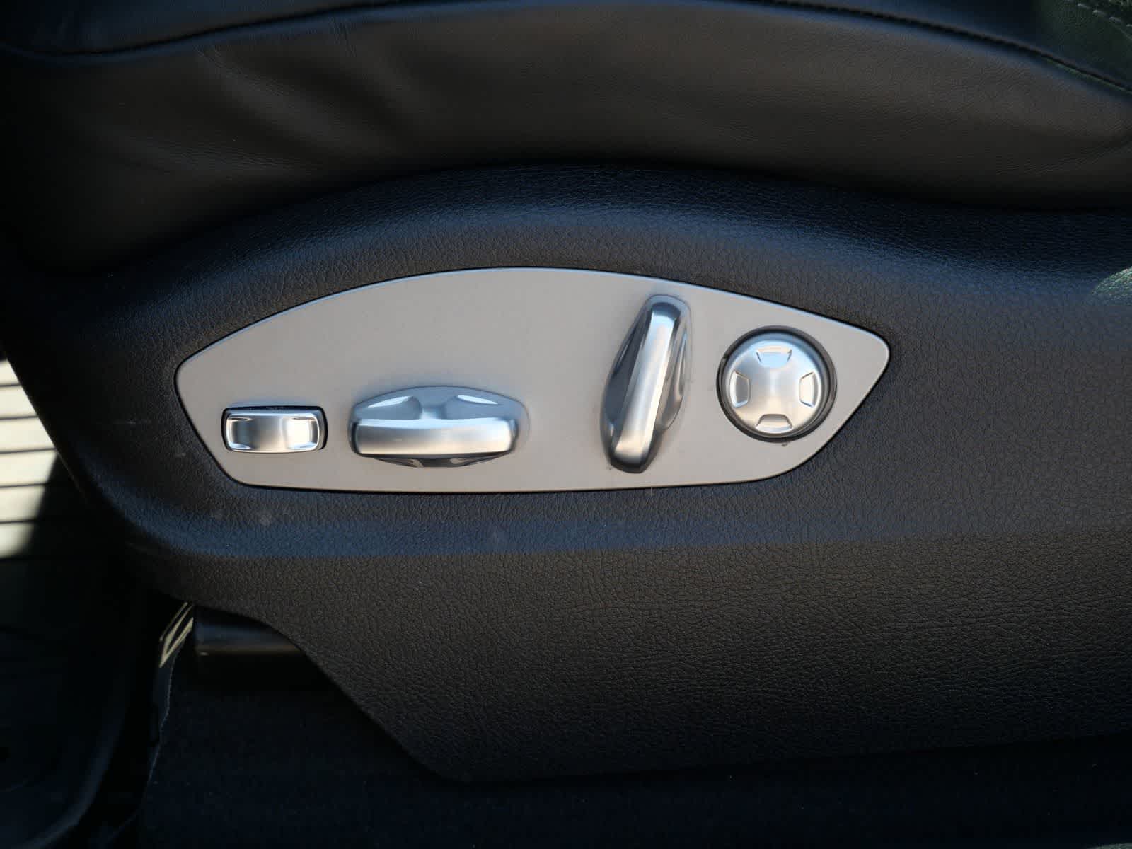 Thumbnail: 2025 Porsche Macan - 10