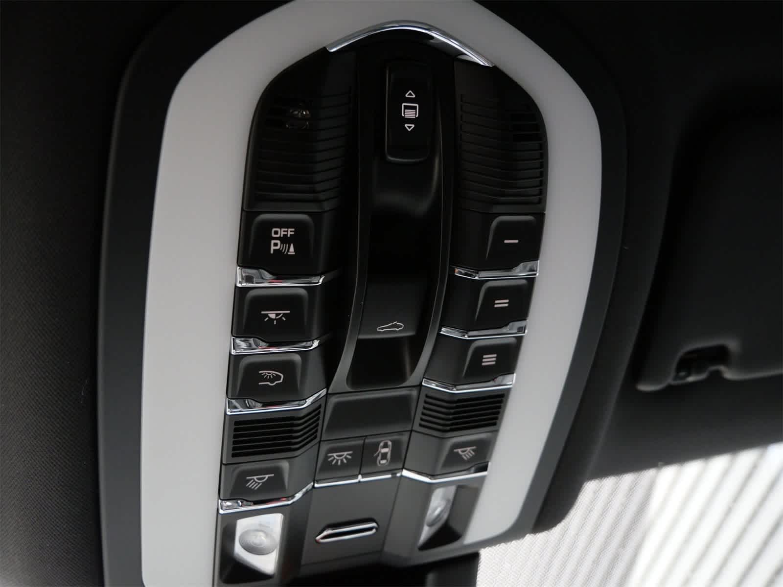 Thumbnail: 2026 Porsche Macan - 17