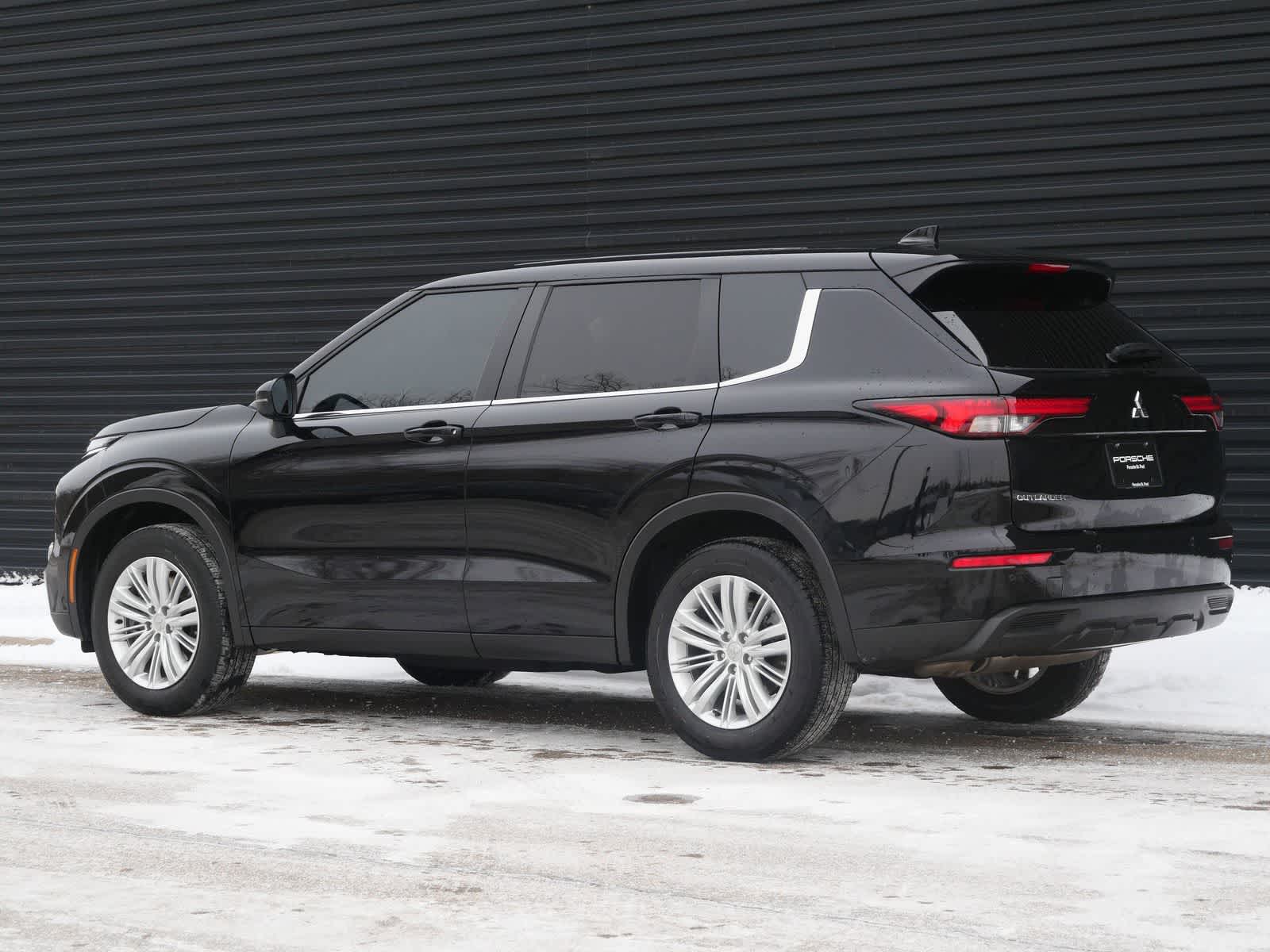 Thumbnail: 2024 Mitsubishi Outlander - 3