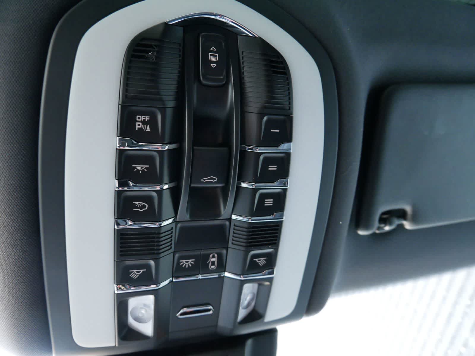 Thumbnail: 2025 Porsche Macan - 21