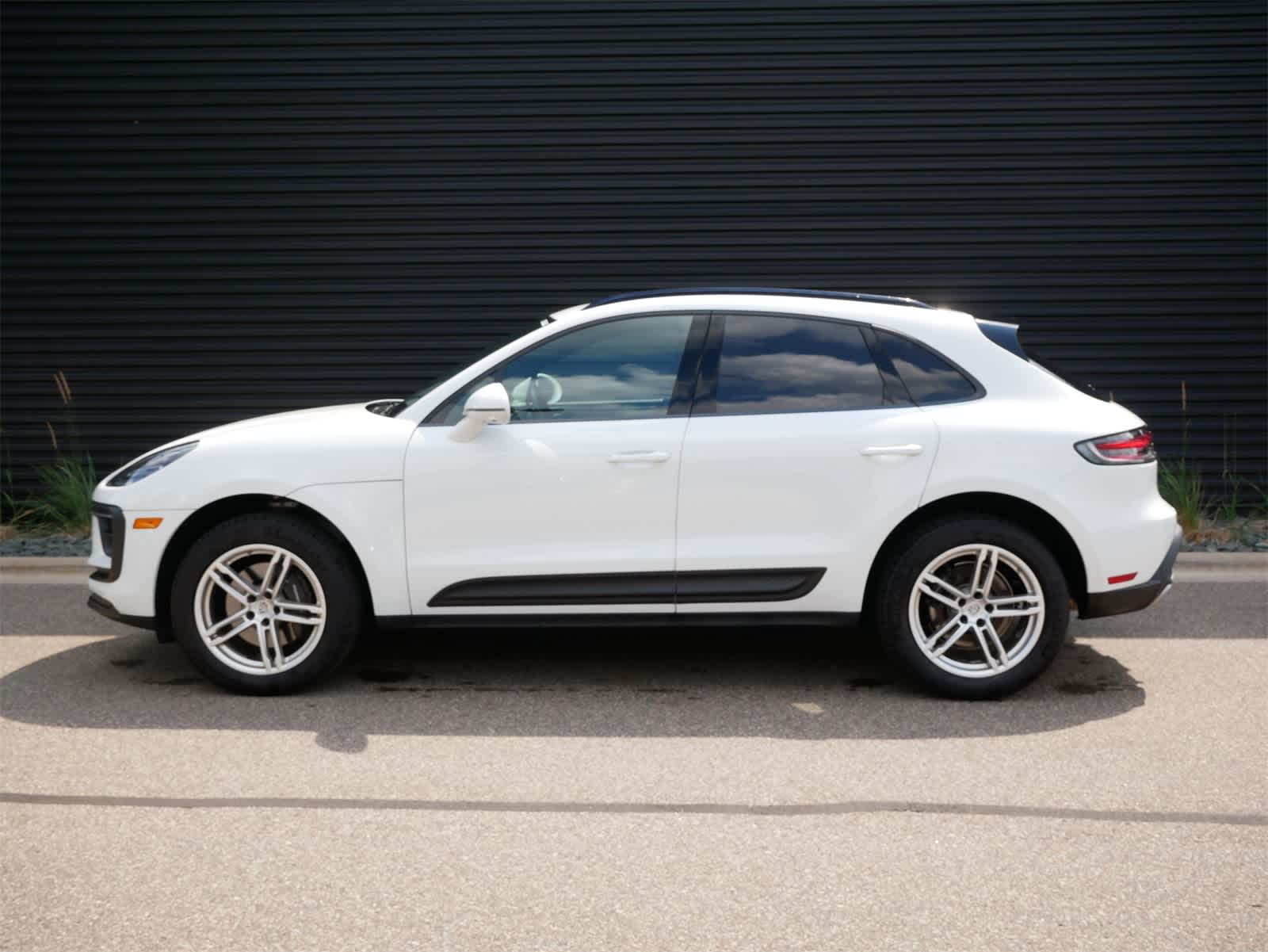 Thumbnail: 2024 Porsche Macan - 2