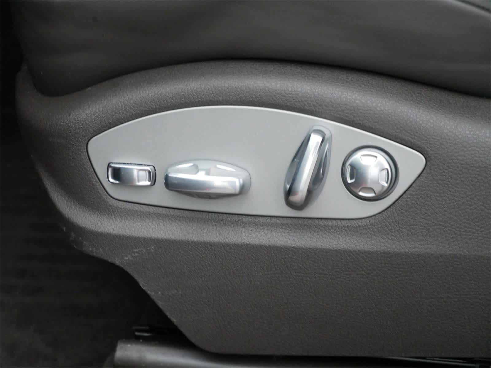 Thumbnail: 2025 Porsche Macan - 10