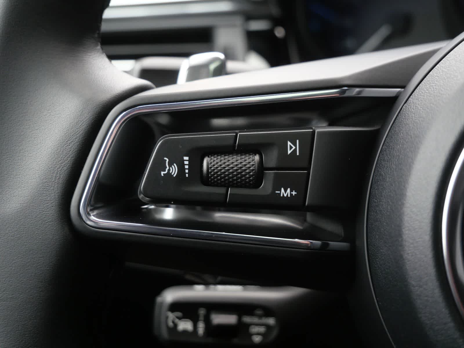 Thumbnail: 2026 Porsche Macan - 17