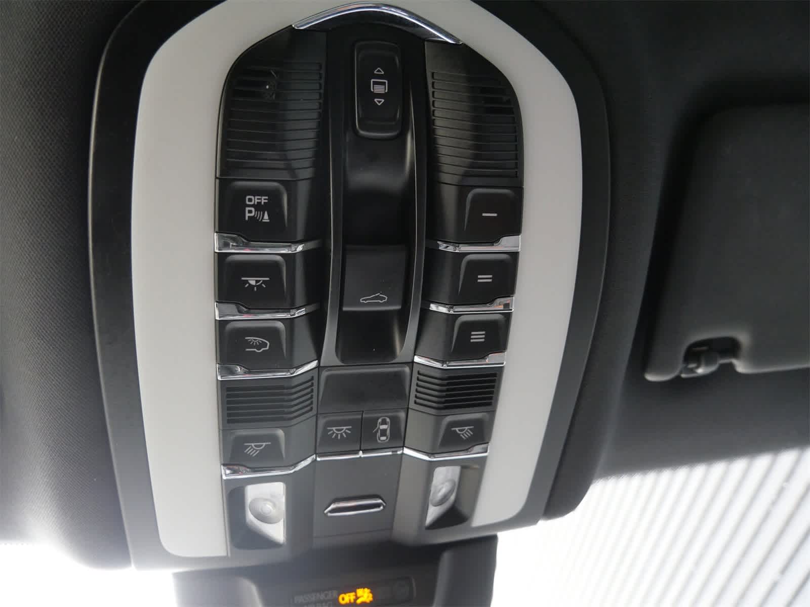 Thumbnail: 2022 Porsche Macan - 21