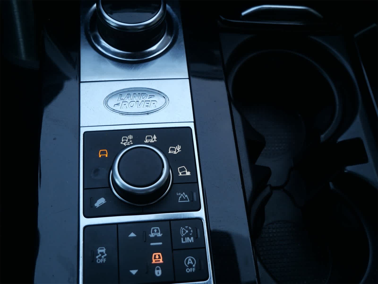 Thumbnail: 2018 Land Rover Discovery - 17