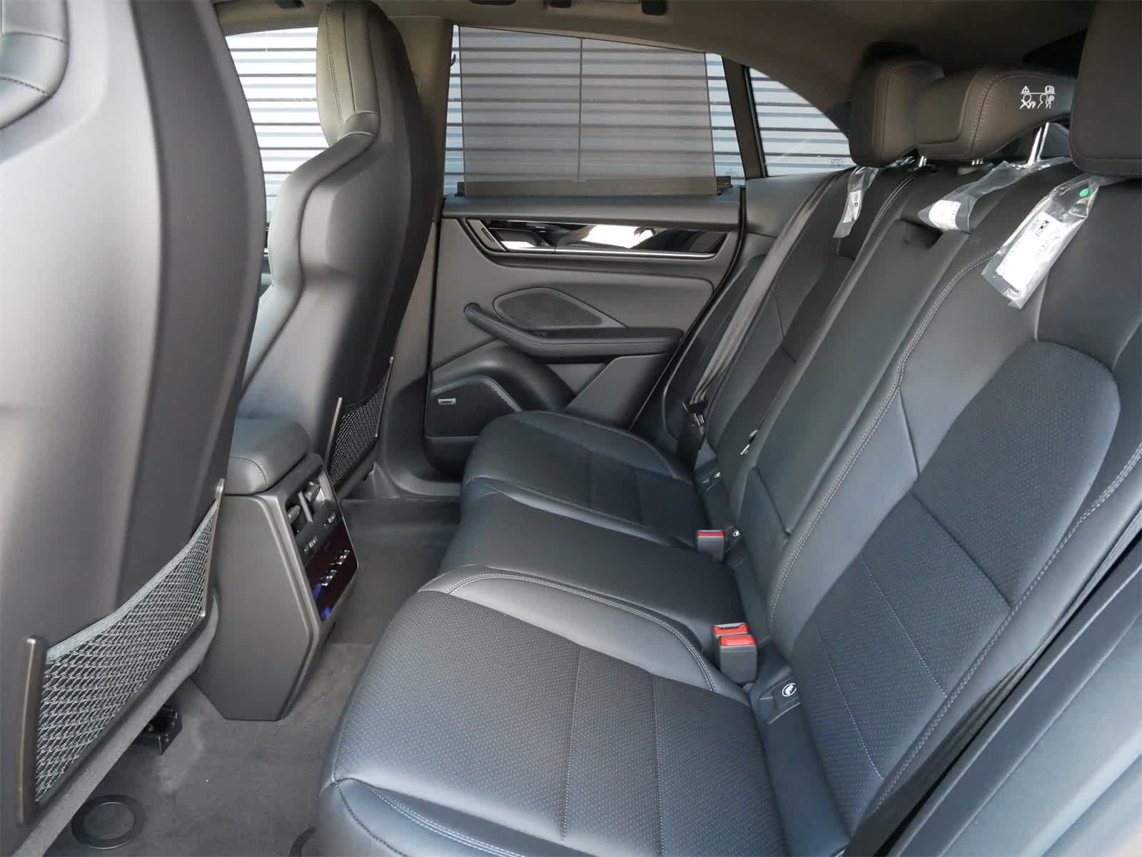 Thumbnail: 2025 Porsche Macan - 6