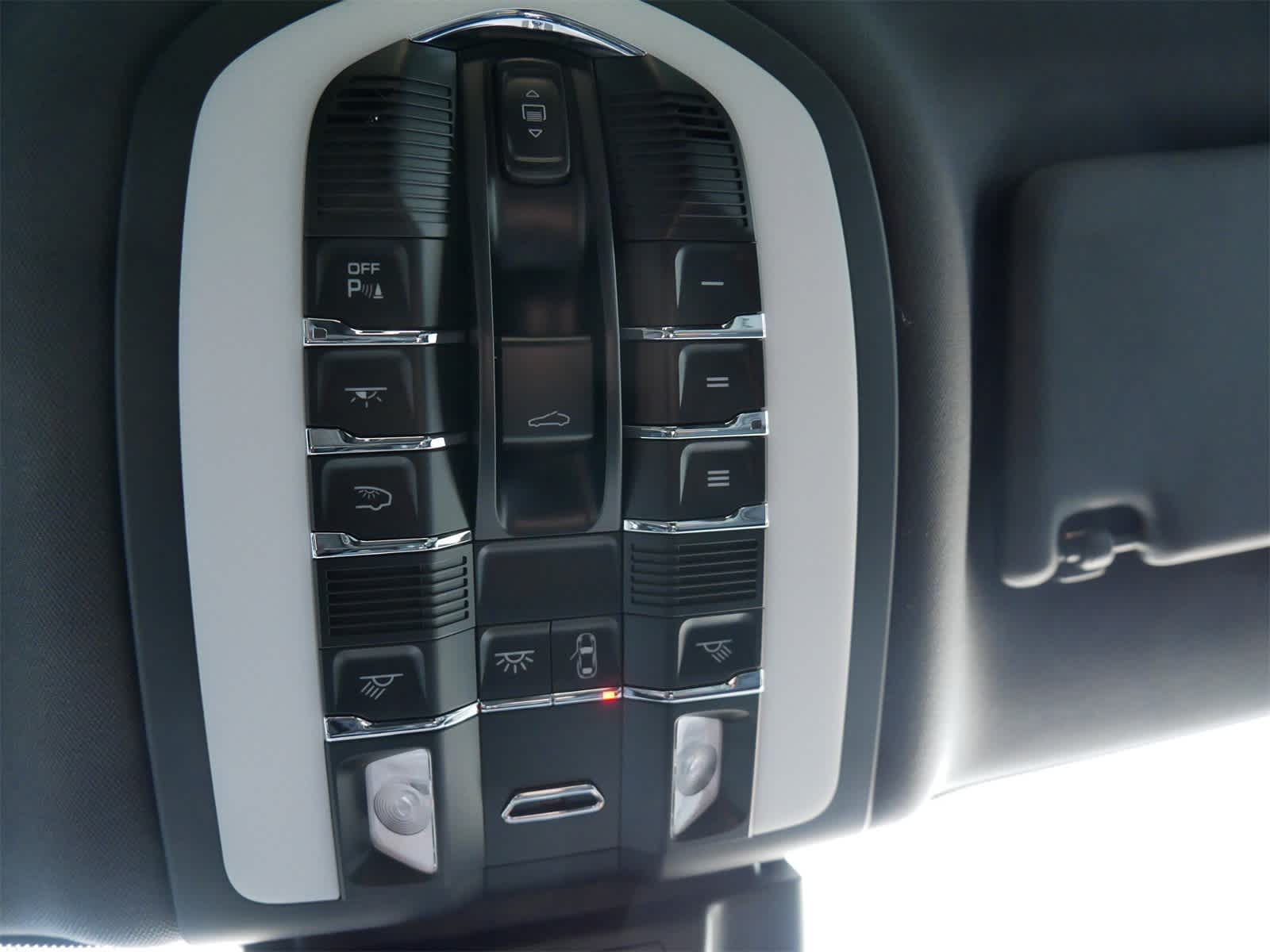 Thumbnail: 2025 Porsche Macan - 27